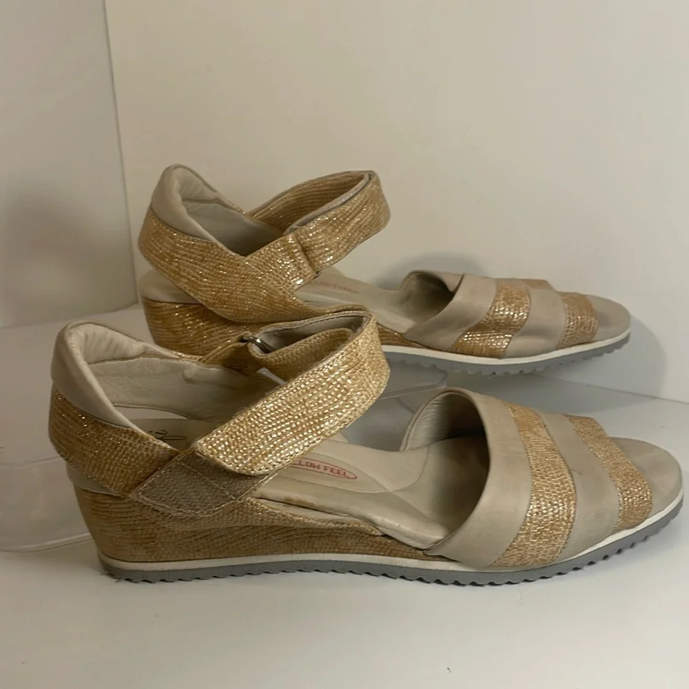 Amalfi by Rangoni Cream & Gold Leather Wedge Sandal Made in Italy Size 9 N EUC